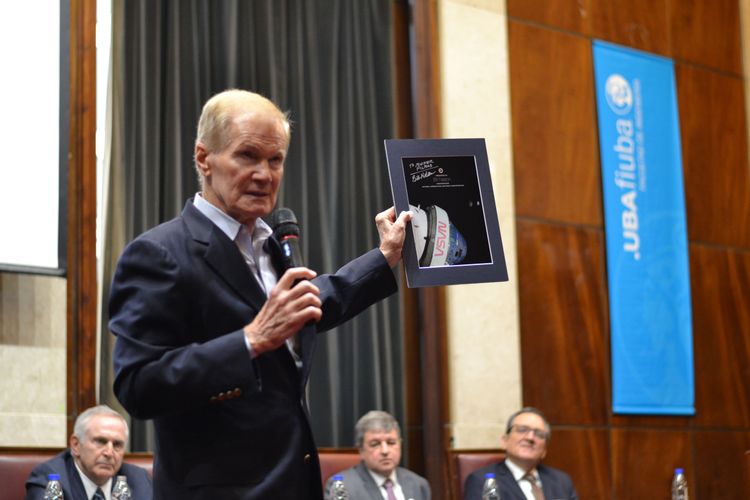 Bill Nelson, administrador de la NASA, en la FIUBA