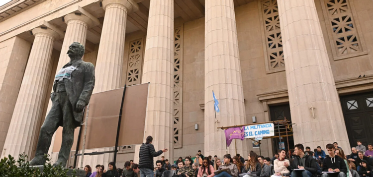 Clase pública y masiva en la FIUBA