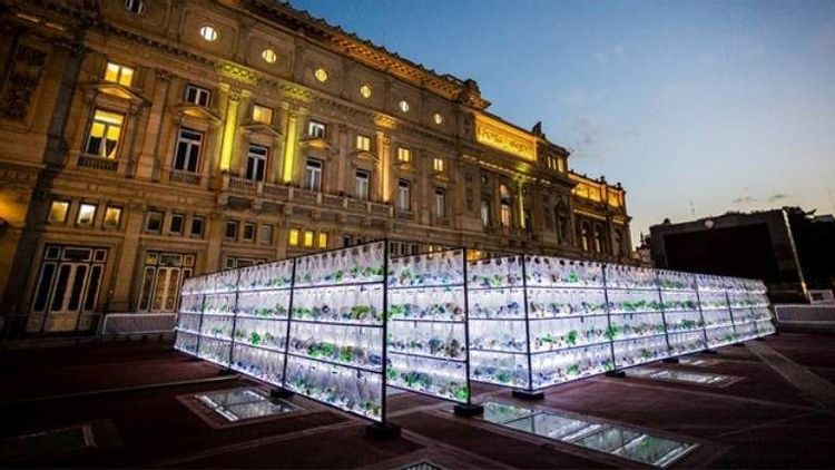Por qué hay un laberinto de 15 mil botellas frente al Teatro Colón